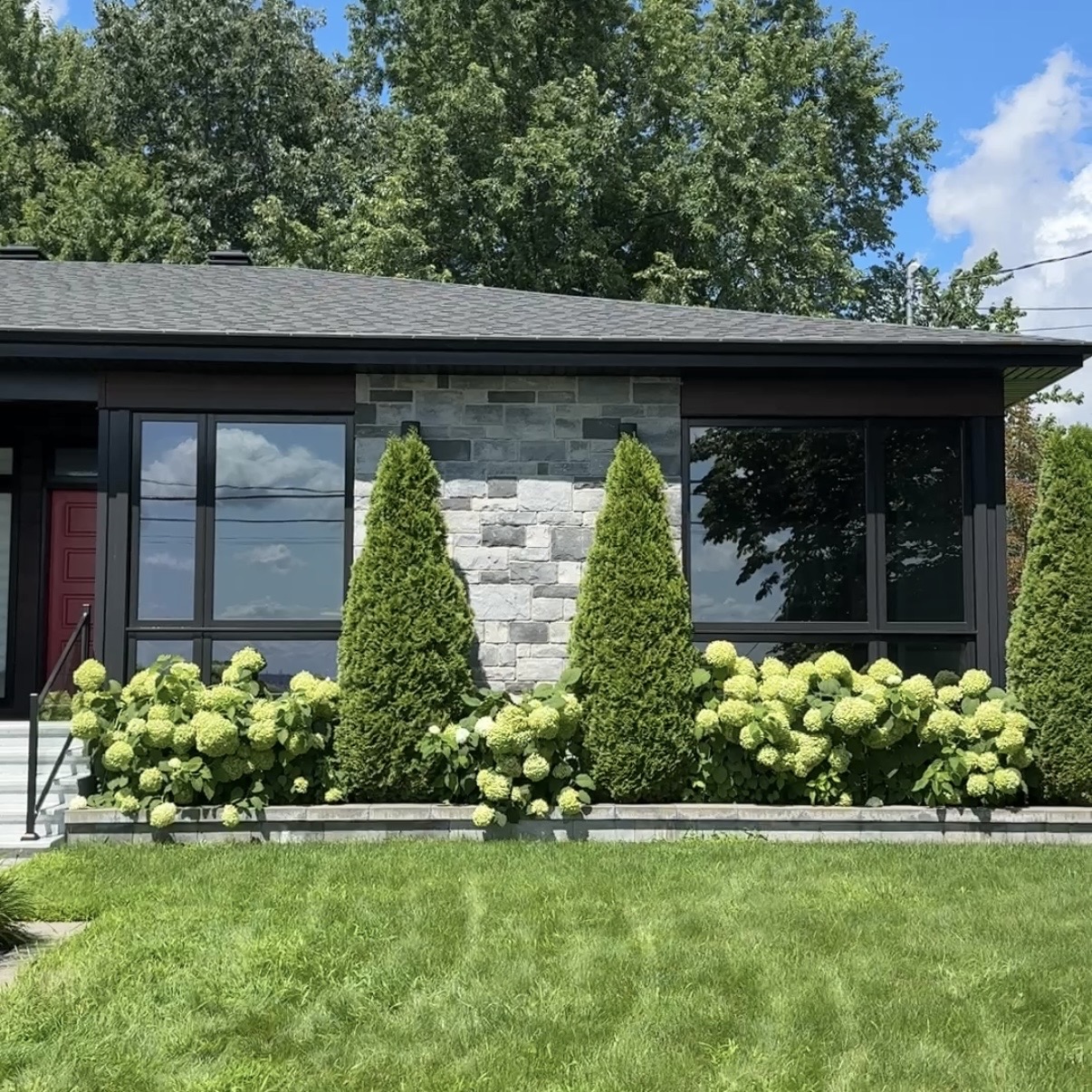 Maison résidentielle avec fenêtres teintées